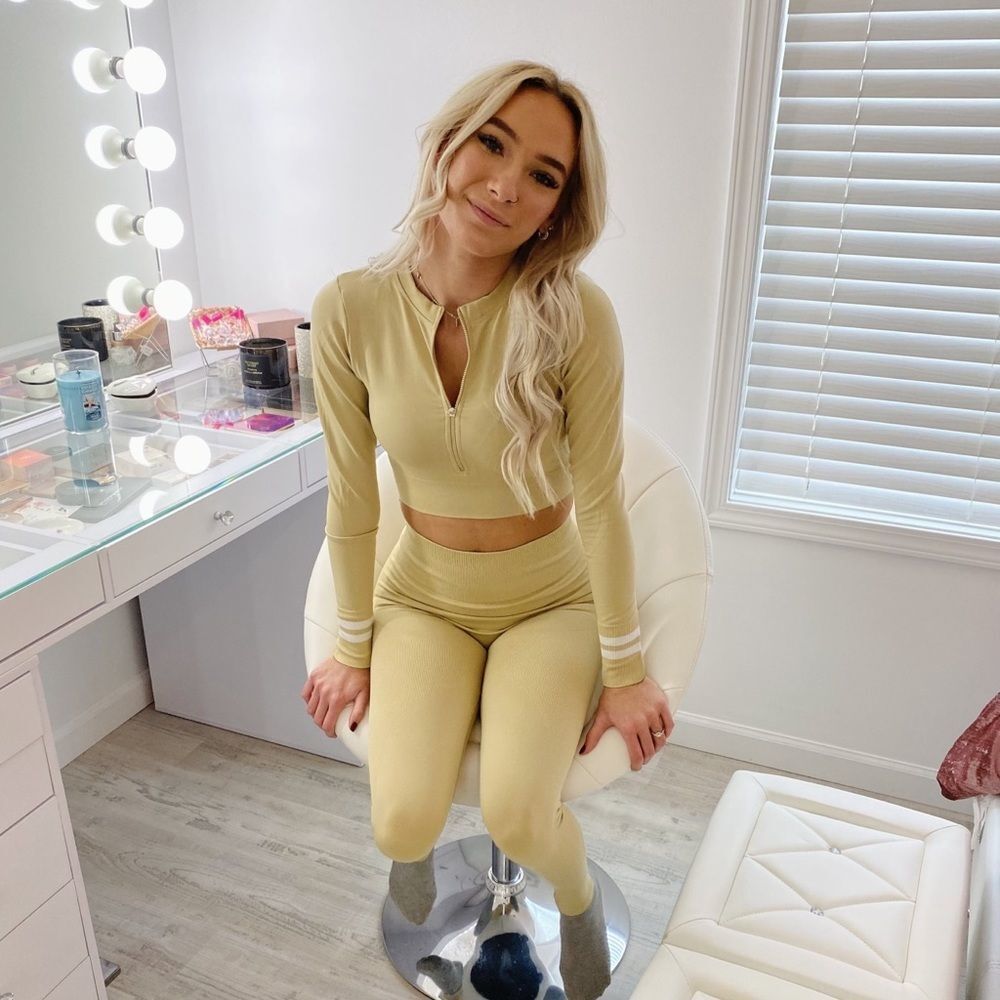 Seamless Two Piece Set In Khaki - Picture 4 of 5